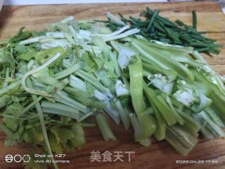 辣椒炒腊鸭的做法步骤：1
