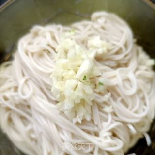 蒜香肉末香椿面的做法步骤：9