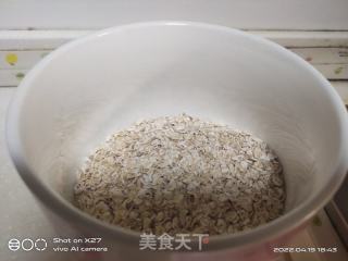 鸡蛋圣女果拌燕麦的做法步骤：1