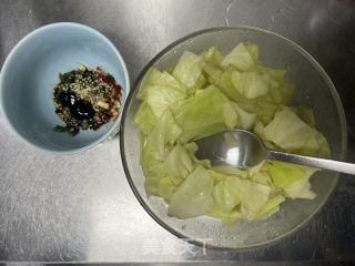 包菜凉拌荷包蛋的做法步骤：2