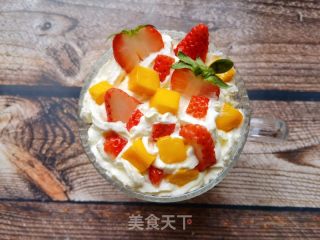 芒果草莓奥利奥酸奶杯的做法