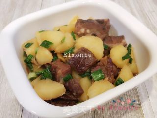 腊排骨烧土豆的做法