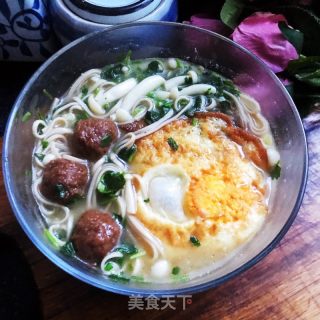 牛肉丸鸡蛋面的做法