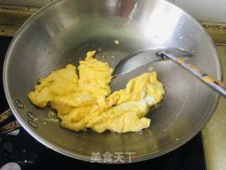 莲花菜粉条炒鸡蛋的做法步骤：6