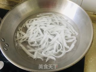 莲花菜粉条炒鸡蛋的做法步骤：1