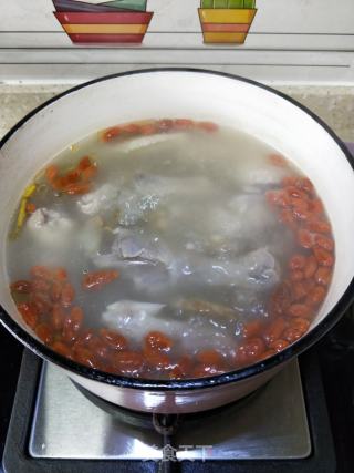 石斛西洋参炖鸡汤的做法步骤：10