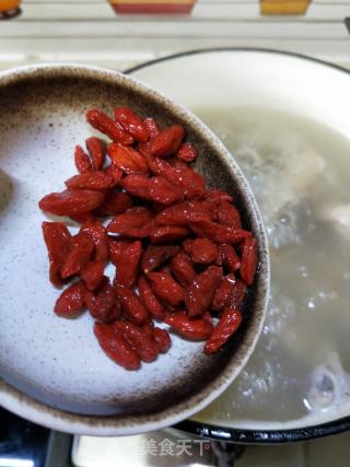 石斛西洋参炖鸡汤的做法步骤：9