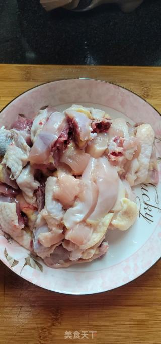 五指毛桃牛大力浸土鸡的做法步骤：4