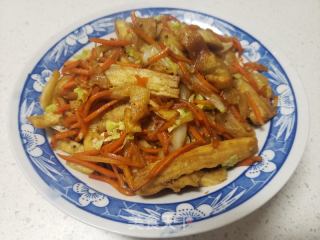 红萝卜白菜炒饼丝的做法