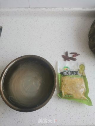 酸菜炒粉条的做法步骤：1