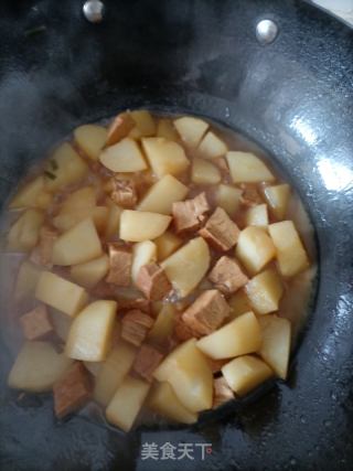 卤猪肉烧土豆的做法步骤：7