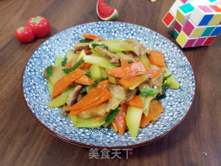 五花肉炒西兰花梗的做法