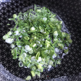 蒜苗炒槐花麦饭的做法步骤：5