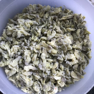 蒜苗炒槐花麦饭的做法步骤：4