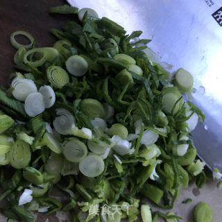 蒜苗炒槐花麦饭的做法步骤：3