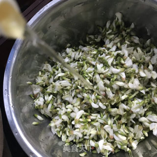 蒜苗炒槐花麦饭的做法步骤：2