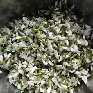 蒜苗炒槐花麦饭的做法步骤：1