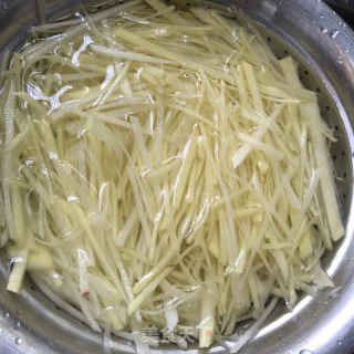 快手土豆丝的做法步骤：1