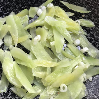 莴笋片炒鸡蛋的做法步骤：4