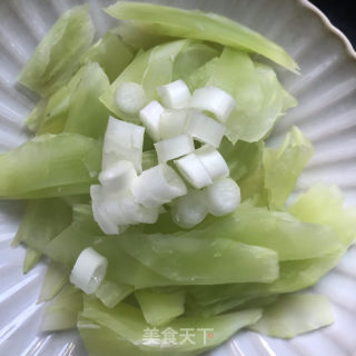 莴笋片炒鸡蛋的做法步骤：1