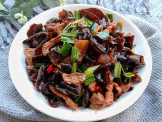 黑木耳炒肉的做法