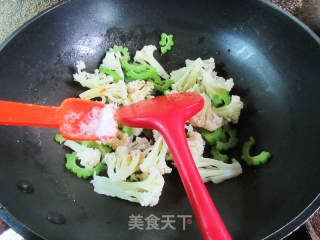 苦瓜炒花菜的做法步骤：9