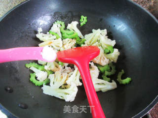苦瓜炒花菜的做法步骤：8