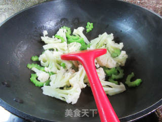 苦瓜炒花菜的做法步骤：6