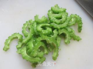 苦瓜炒花菜的做法步骤：3