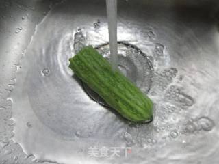 苦瓜炒花菜的做法步骤：2