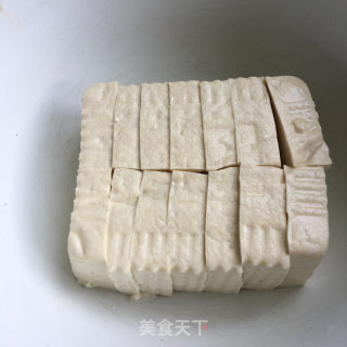 鸡蛋菌菇炖豆腐的做法步骤：1
