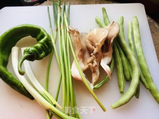 鸡蛋西红柿酱蔬菜拌面的做法步骤：1