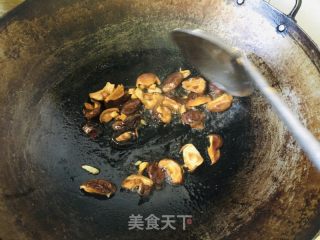 香菇炒油菜的做法步骤：3