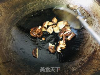 香菇炒油菜的做法步骤：2