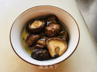 香菇炒油菜的做法步骤：1