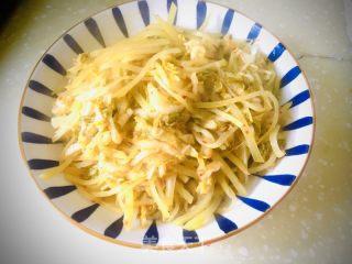 土豆丝炒酸菜的做法