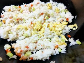 什锦炒饭的做法步骤：8