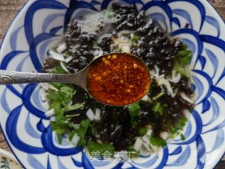 酸辣槐花木耳猪肉饺的做法步骤：10