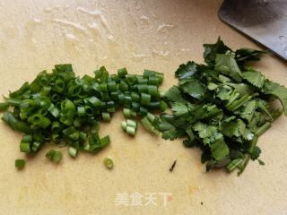 酸辣槐花木耳猪肉饺的做法步骤：4