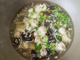 酸辣槐花木耳猪肉馄饨的做法步骤：13