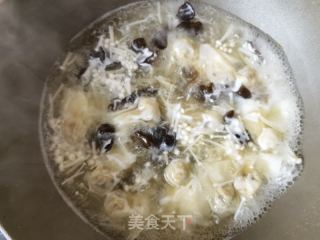 酸辣槐花木耳猪肉馄饨的做法步骤：11