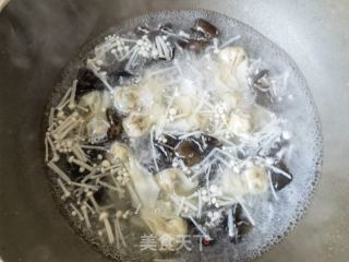 酸辣槐花木耳猪肉馄饨的做法步骤：10