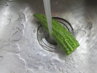 苦瓜卧蛋的做法步骤：2