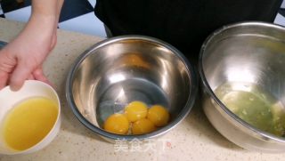巧克力叶纹果香蛋糕卷的做法步骤：1