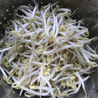 裙带菜拌豆芽的做法步骤：2
