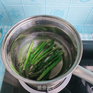 芦笋拌鸡胸肉的做法步骤：2