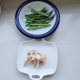 芦笋拌鸡胸肉的做法步骤：1