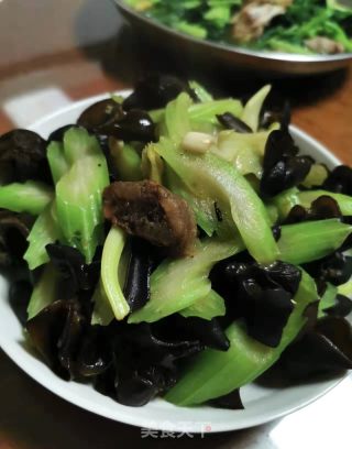 黑木耳炒芹菜的做法