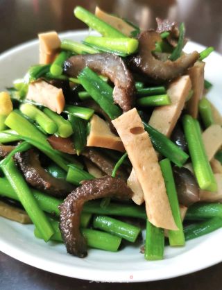 蒜苔肉饼炒海参的做法步骤：10