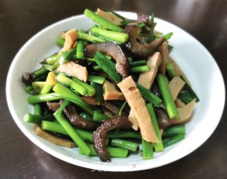 蒜苔肉饼炒海参的做法步骤：9